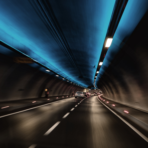 SGF Elektrotechnik - Tunnelsicherheit - das Innere eines Autobahntunnels mit Autos